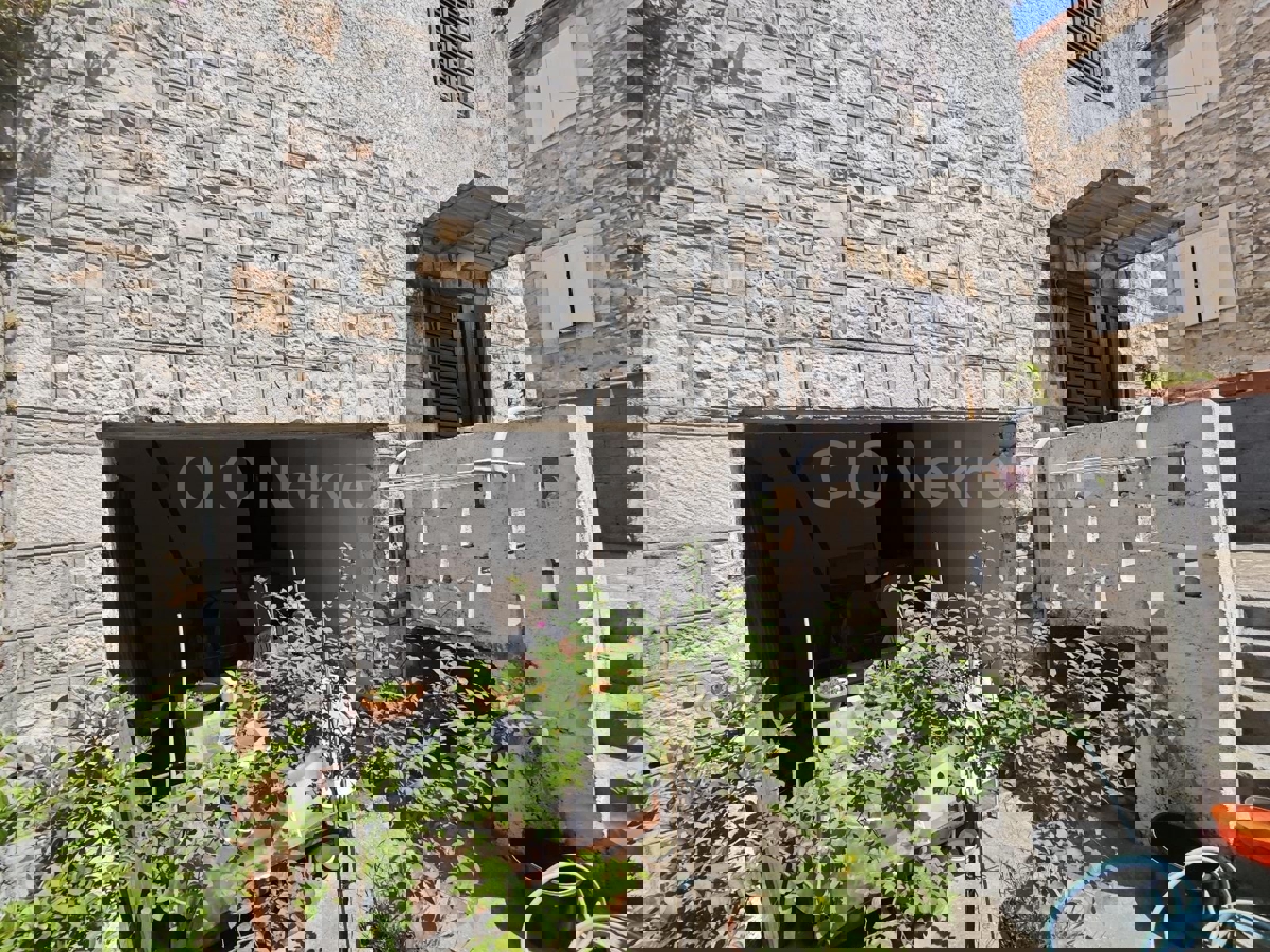 Brač, Milna, casa da ristrutturare, a 50 m dal mare