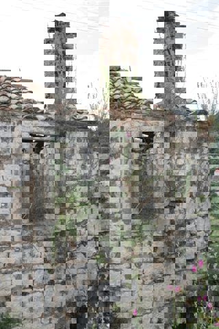 Lastovo, centro, casa in pietra su tre piani, da ristrutturare