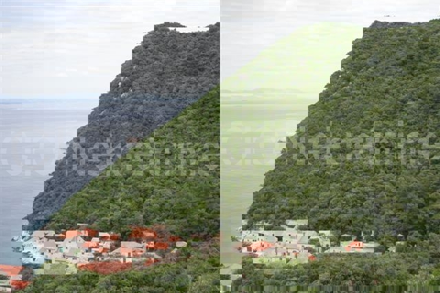 Lastovo, centro, casa in pietra su tre piani, da ristrutturare