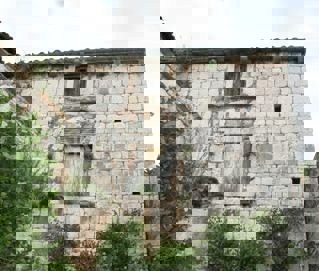 Lastovo, centro, casa in pietra su tre piani, da ristrutturare