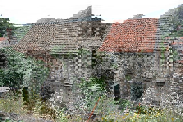 Lastovo, centro, casa in pietra su tre piani, da ristrutturare