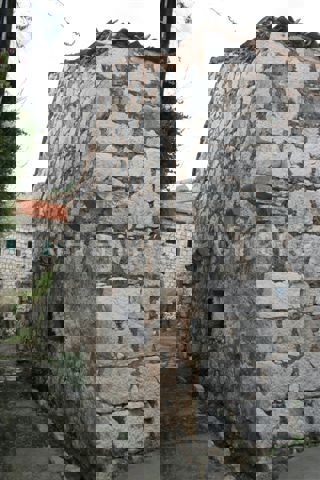 Lastovo, centro, casa in pietra su tre piani, da ristrutturare