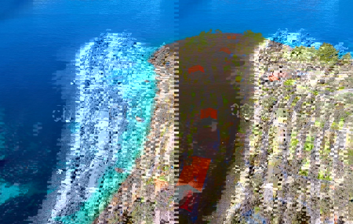 Korčula, Vela Luka, casa 1a fila al mare, in vendita