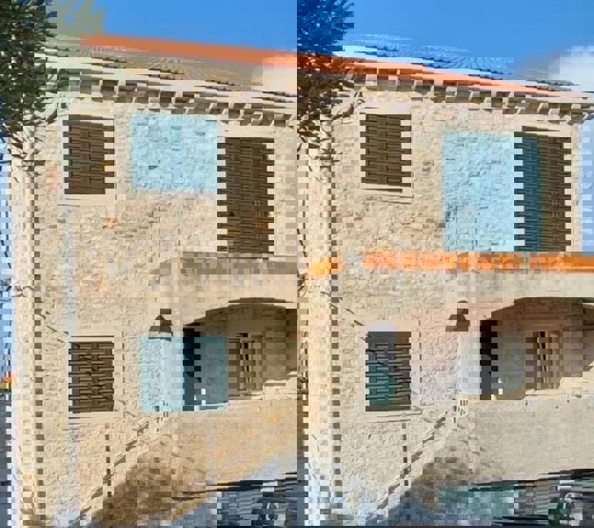 Brač, Sutivan, casa in pietra a 40 m dal mare, in vendita