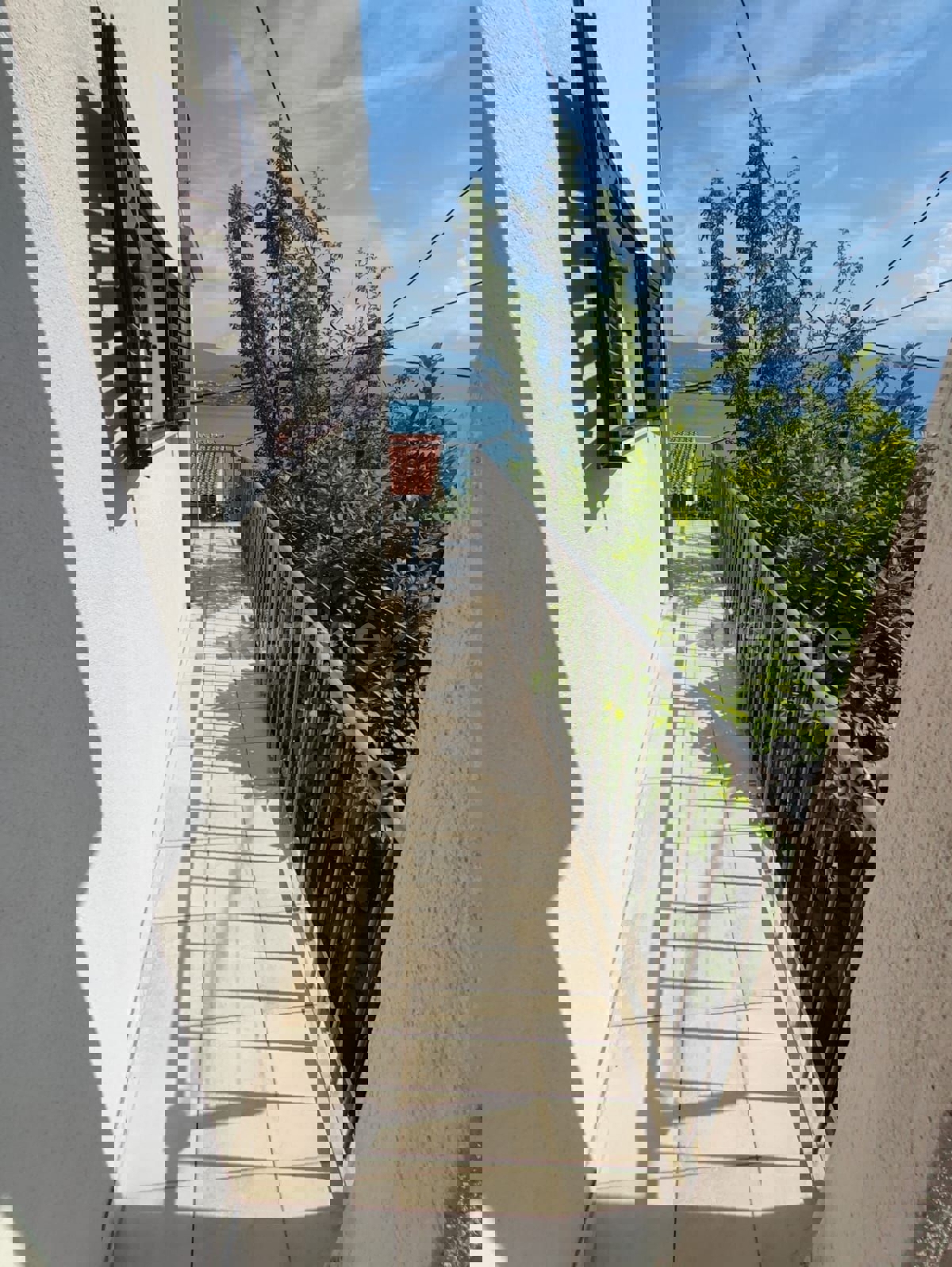 TROGIR, CASA CON TRE UNITÀ RESIDENZIALI, VISTA MARE, IN VENDITA