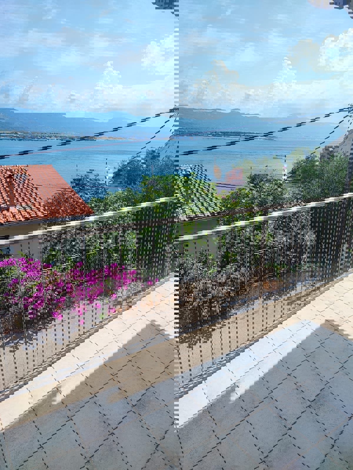 TROGIR, CASA CON TRE UNITÀ RESIDENZIALI, VISTA MARE, IN VENDITA