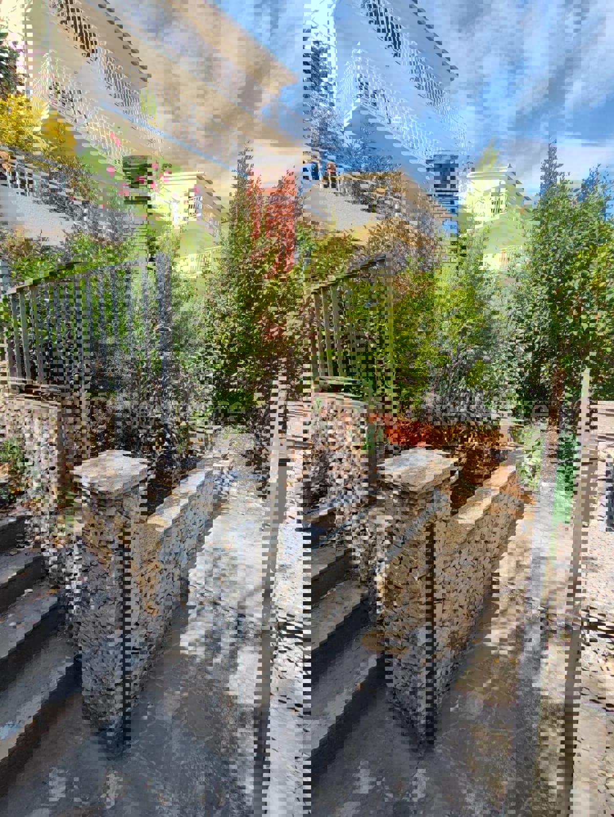 TROGIR, CASA CON TRE UNITÀ RESIDENZIALI, VISTA MARE, IN VENDITA