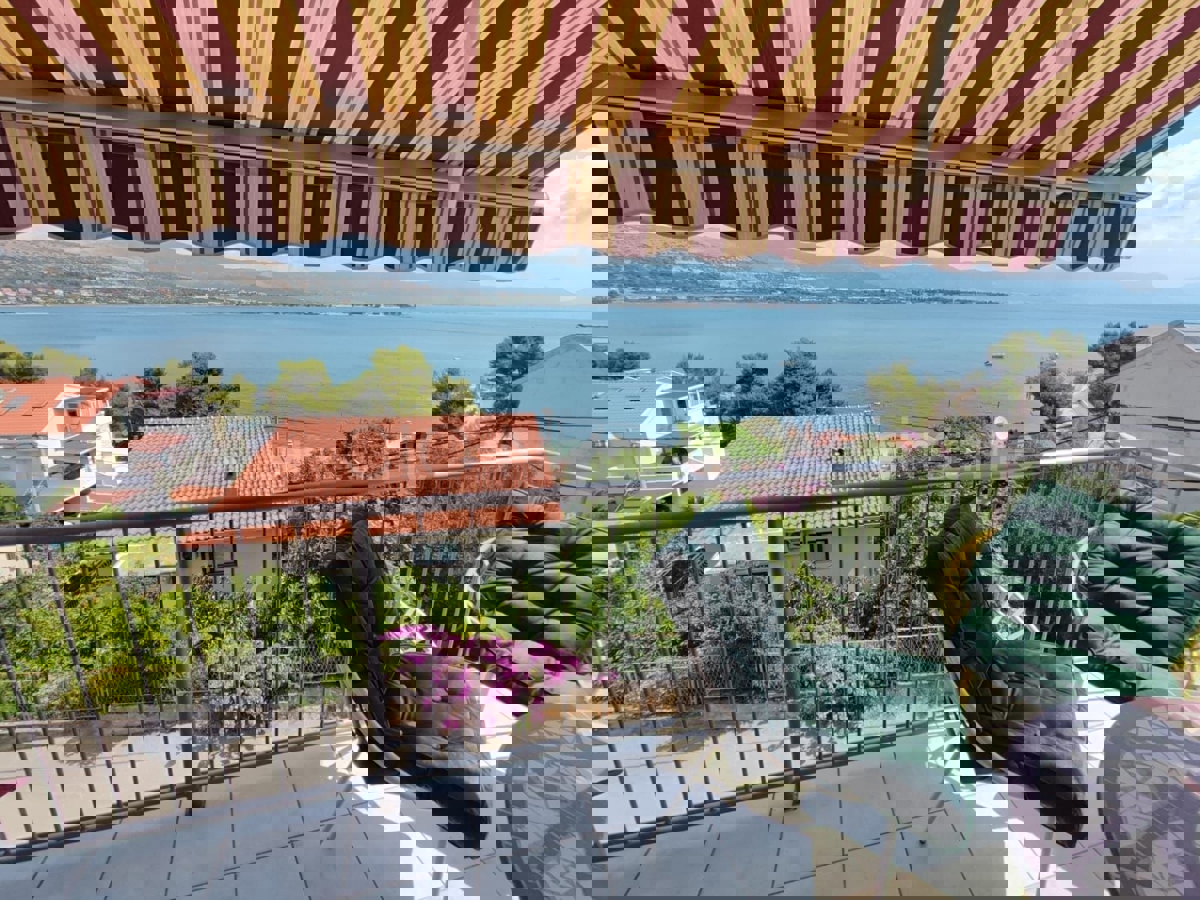TROGIR, CASA CON TRE UNITÀ RESIDENZIALI, VISTA MARE, IN VENDITA