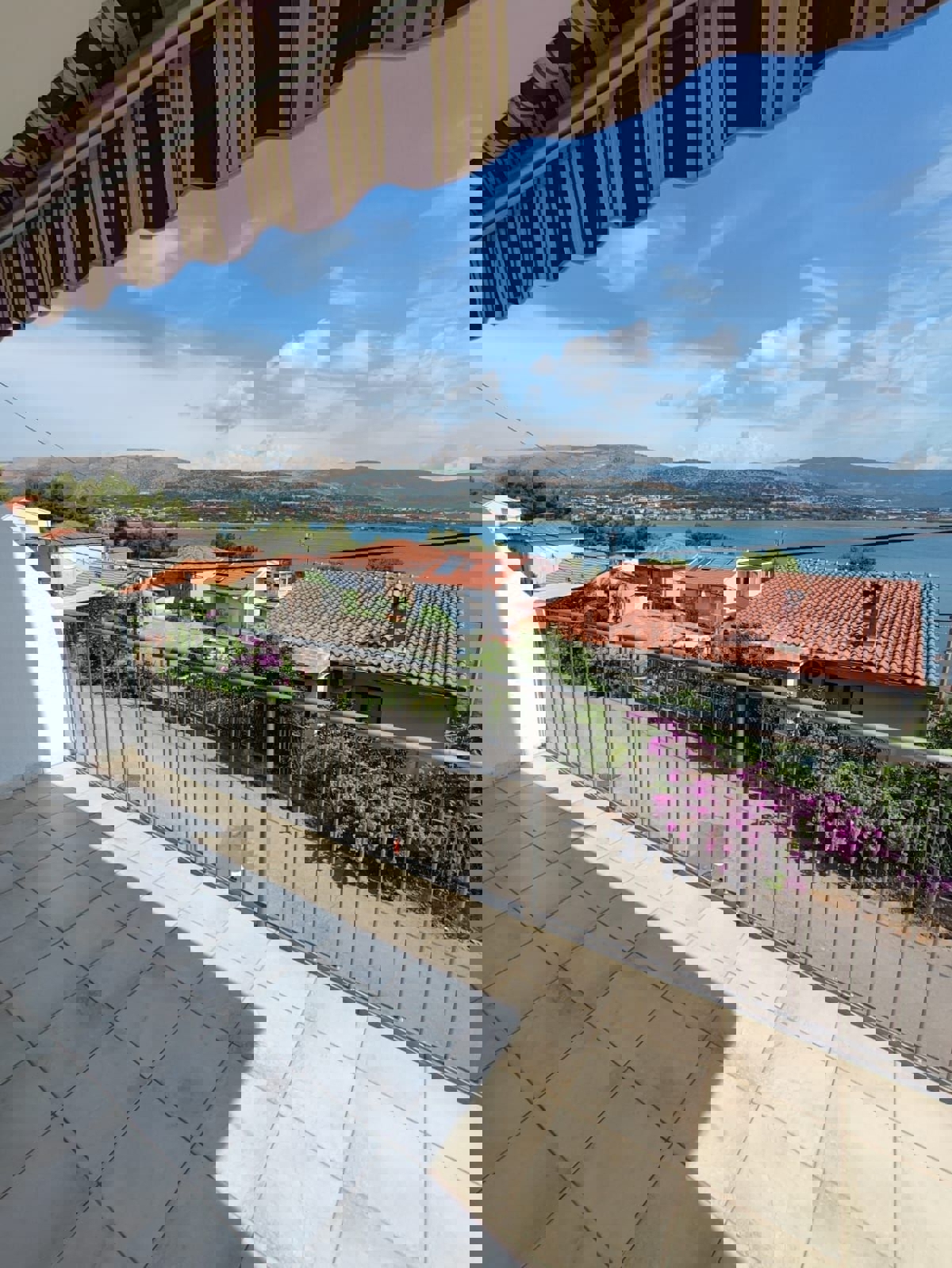 TROGIR, CASA CON TRE UNITÀ RESIDENZIALI, VISTA MARE, IN VENDITA