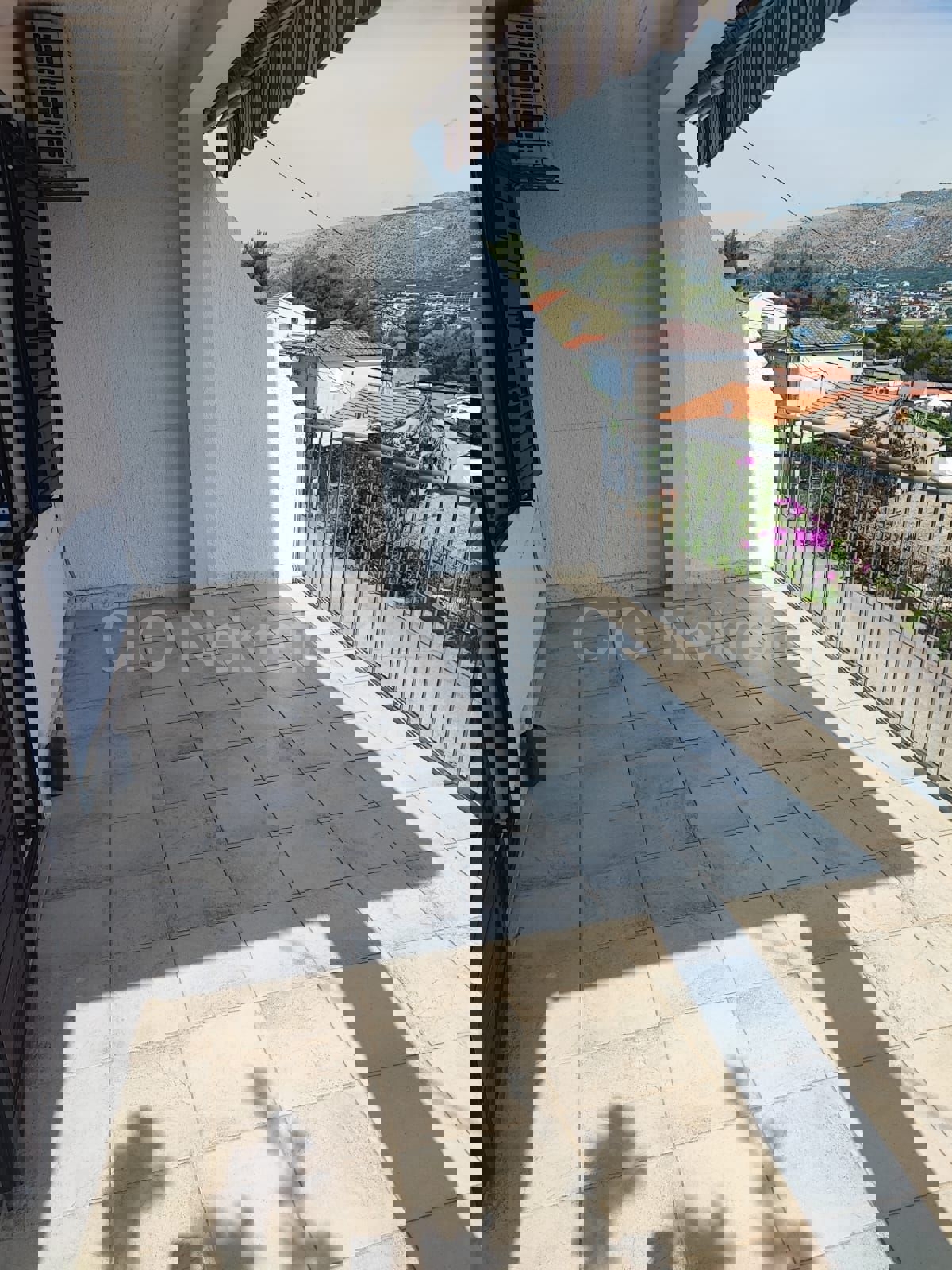 TROGIR, CASA CON TRE UNITÀ RESIDENZIALI, VISTA MARE, IN VENDITA