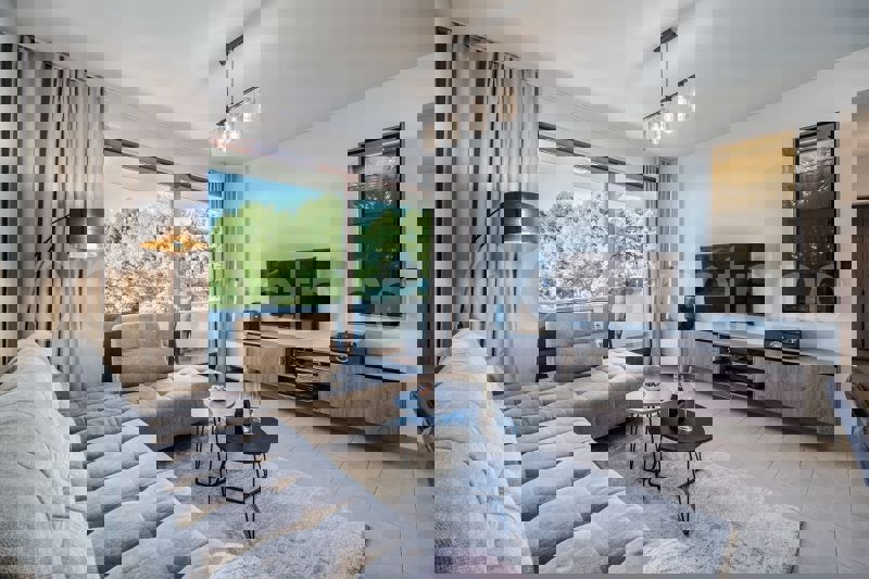 Podstrana-Strožanac, appartamento di lusso con giardino e parcheggio