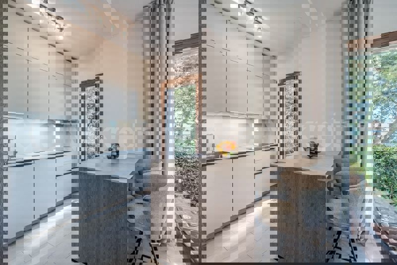 Podstrana-Strožanac, appartamento di lusso con giardino e parcheggio