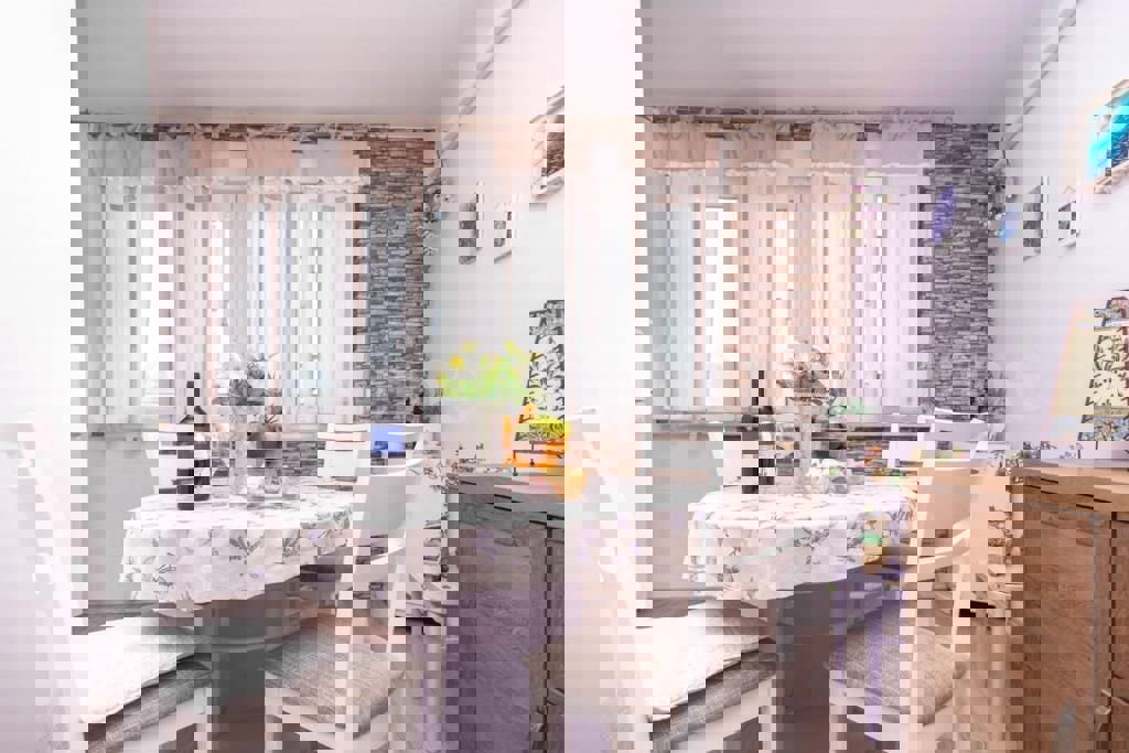 Appartamento arredato con due camere da letto, primo piano, in vendita a Split, Sukoišan.