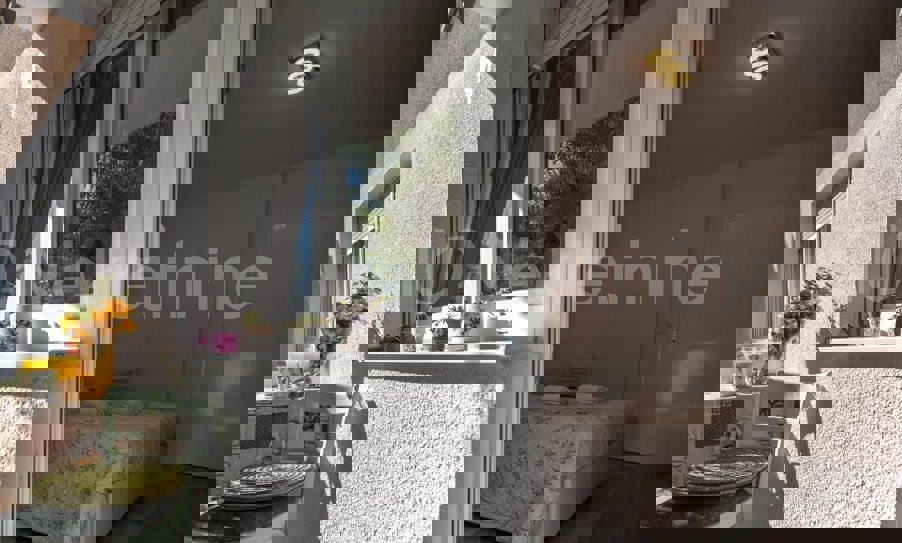 Appartamento arredato con due camere da letto, primo piano, in vendita a Split, Sukoišan.