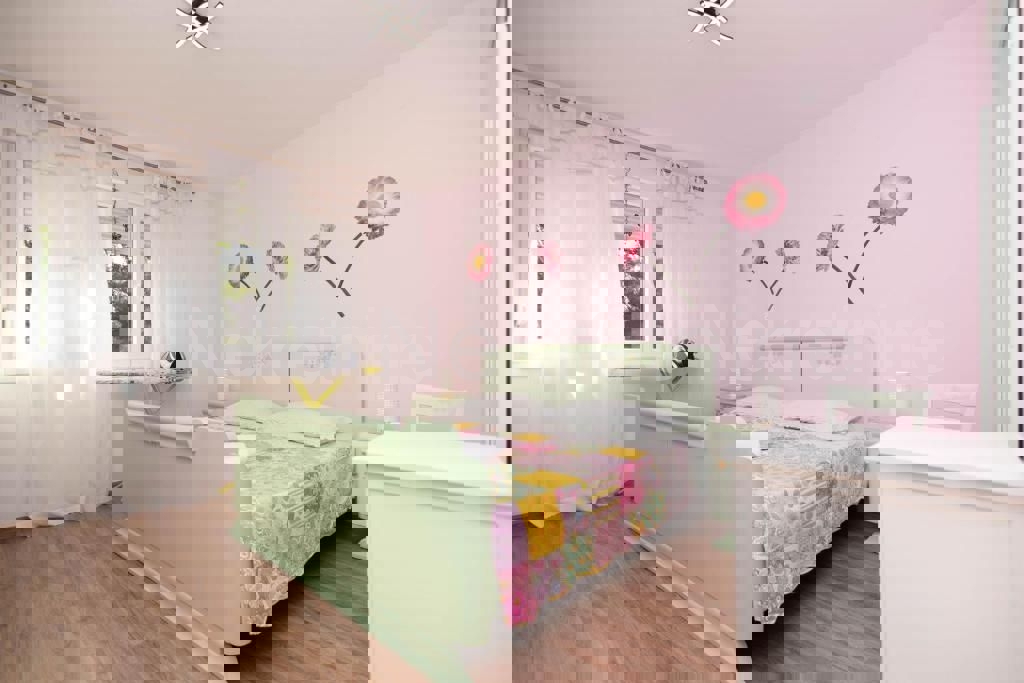 Appartamento arredato con due camere da letto, primo piano, in vendita a Split, Sukoišan.