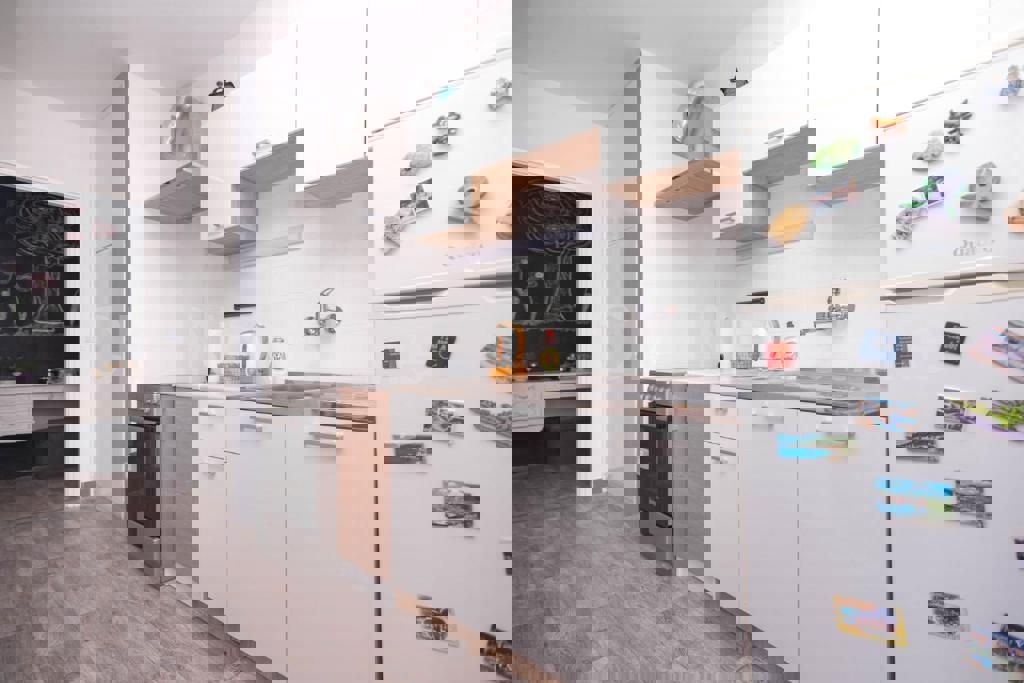 Appartamento arredato con due camere da letto, primo piano, in vendita a Split, Sukoišan.