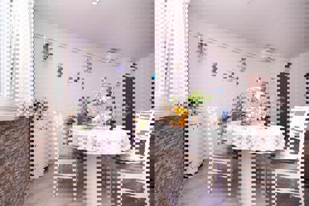 Appartamento arredato con due camere da letto, primo piano, in vendita a Split, Sukoišan.