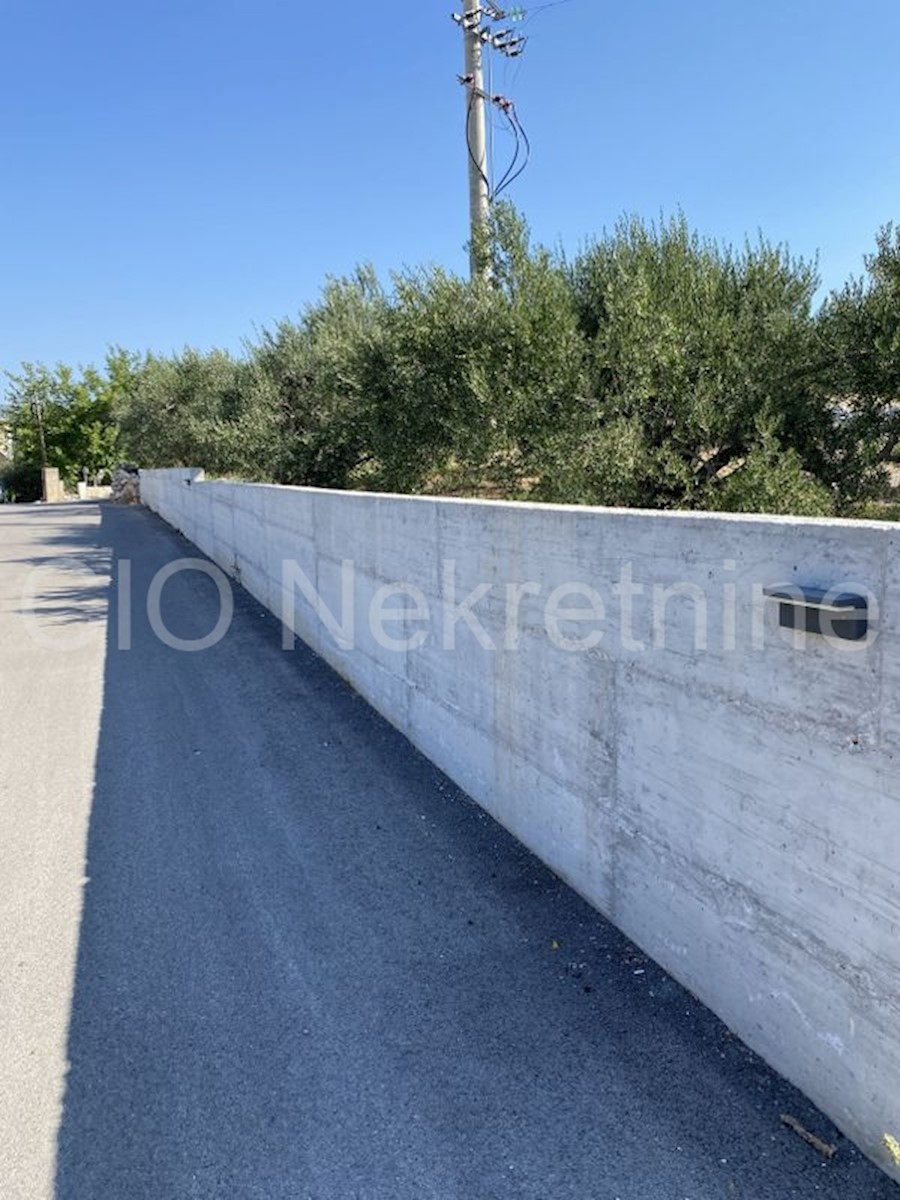 Marina, vendesi casa indipendente con interessante terreno edificabile