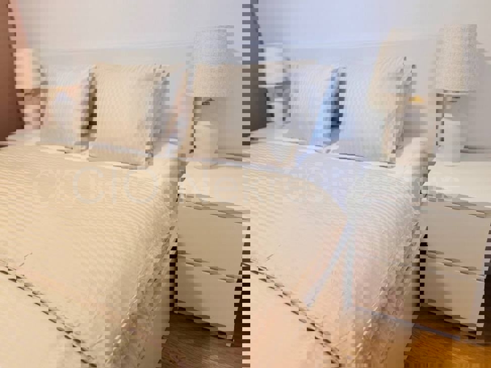 Spalato, Duilovo, lussuoso appartamento con tre camere da letto e posto auto in garage