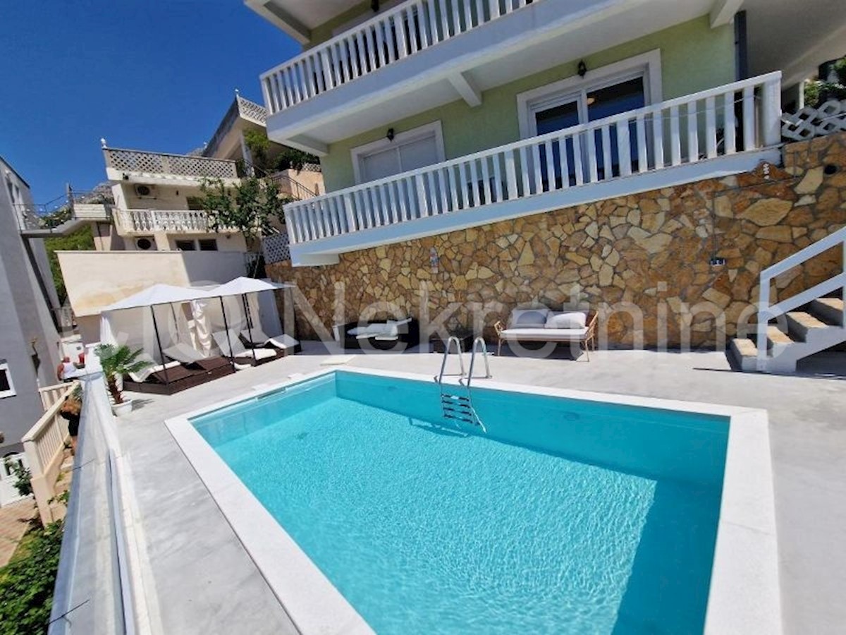 Omiš, condominio con piscina, in vendita