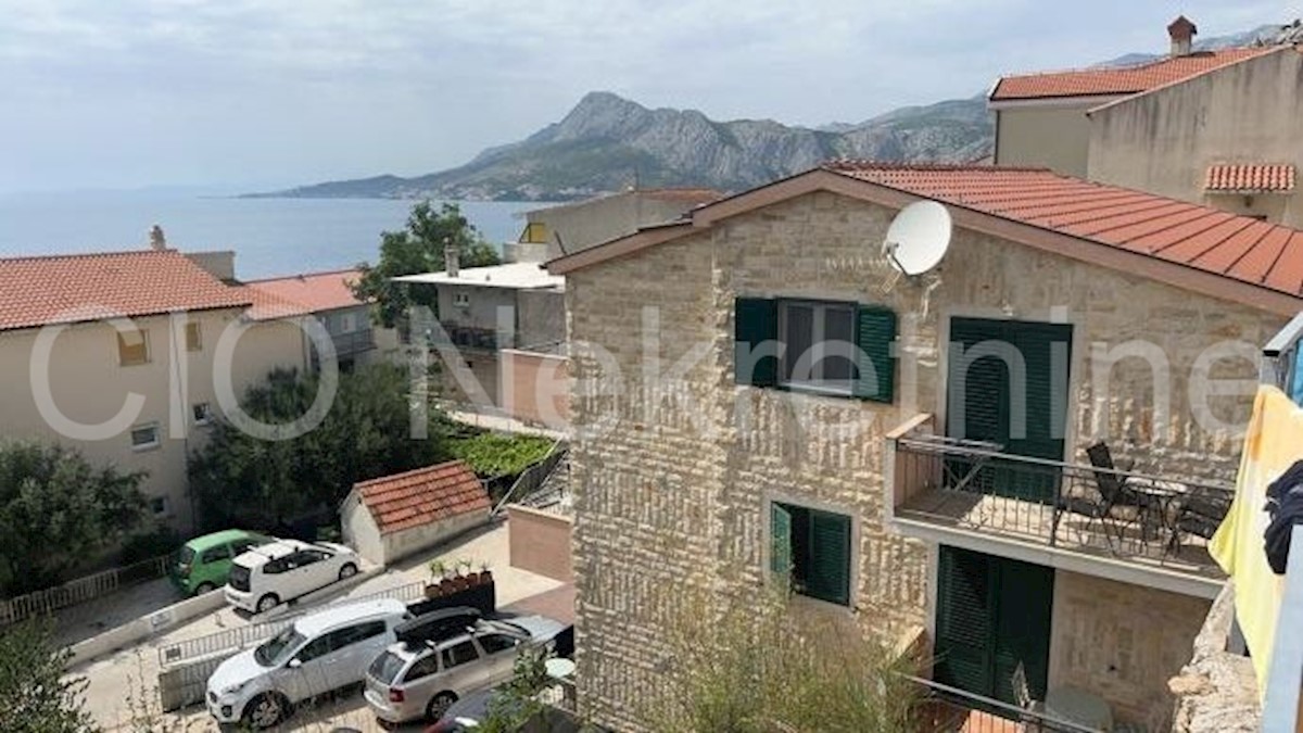 Omiš, edificio indipendente con 9 appartamenti e giardino, in vendita