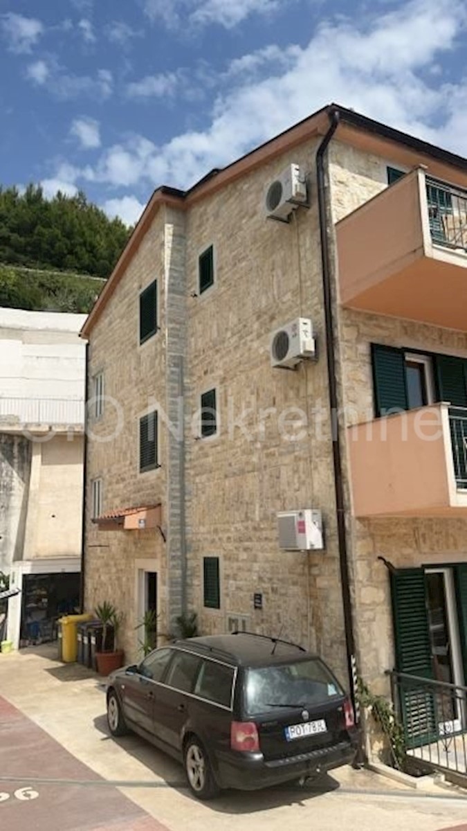 Omiš, edificio indipendente con 9 appartamenti e giardino, in vendita