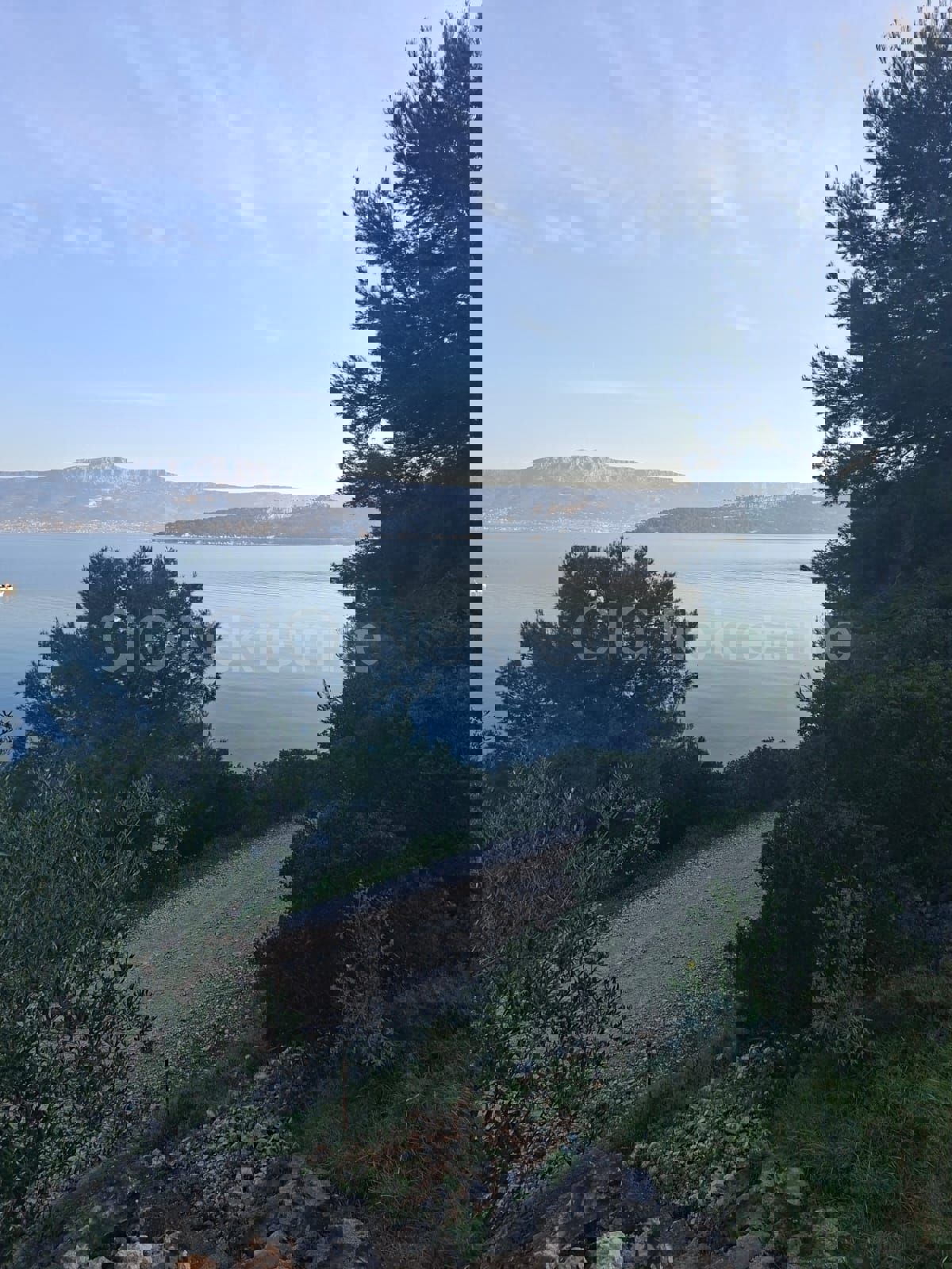 Slatine, terreno agricolo di 3.276 m2, in prima fila dal mare