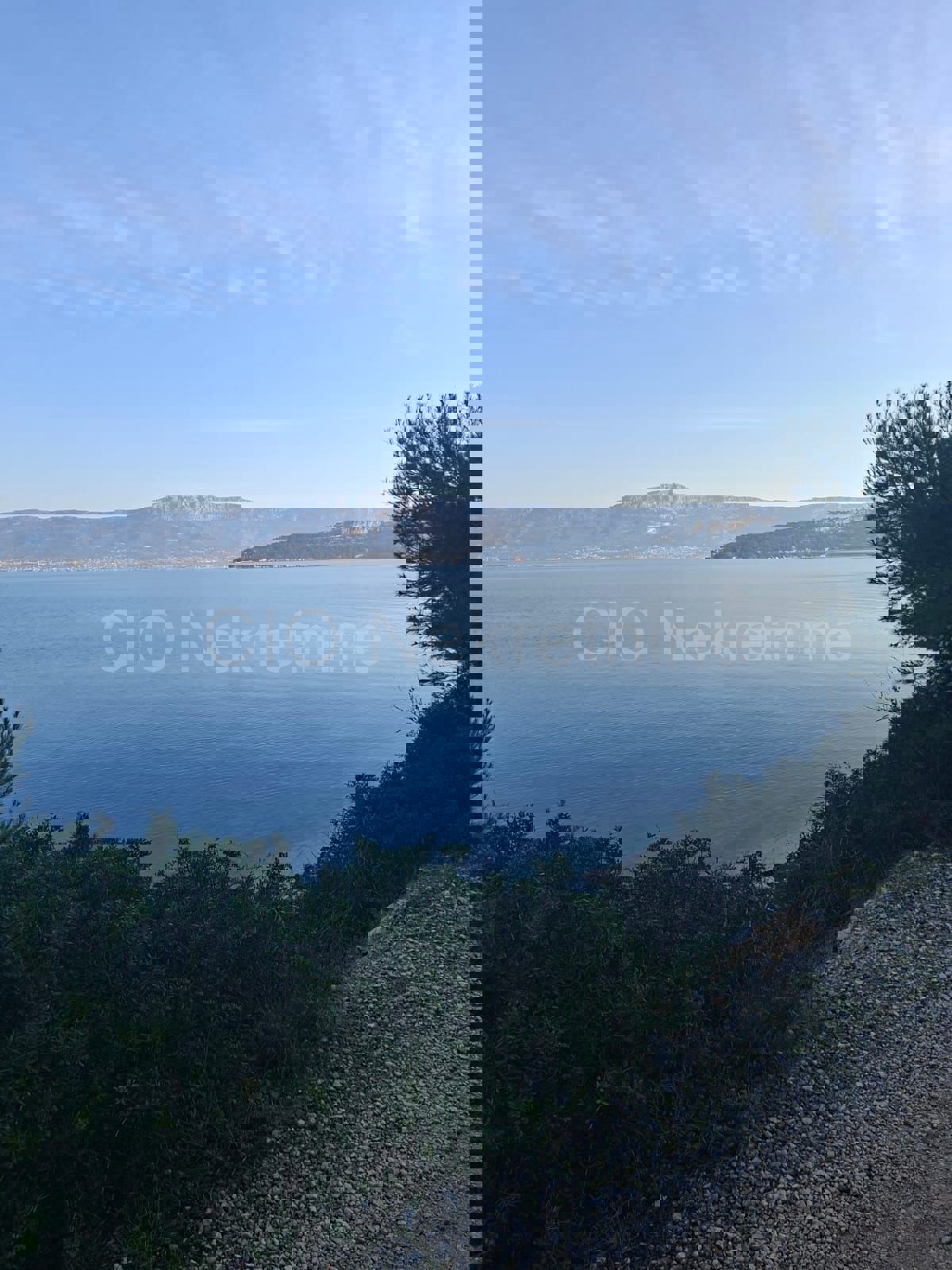 Slatine, terreno agricolo di 3.276 m2, in prima fila dal mare