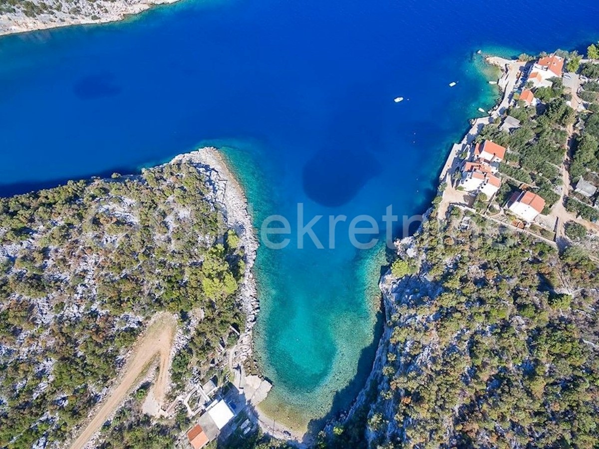 Hvar, Pokrivenik, terreno edificabile prima fila al mare, in vendita