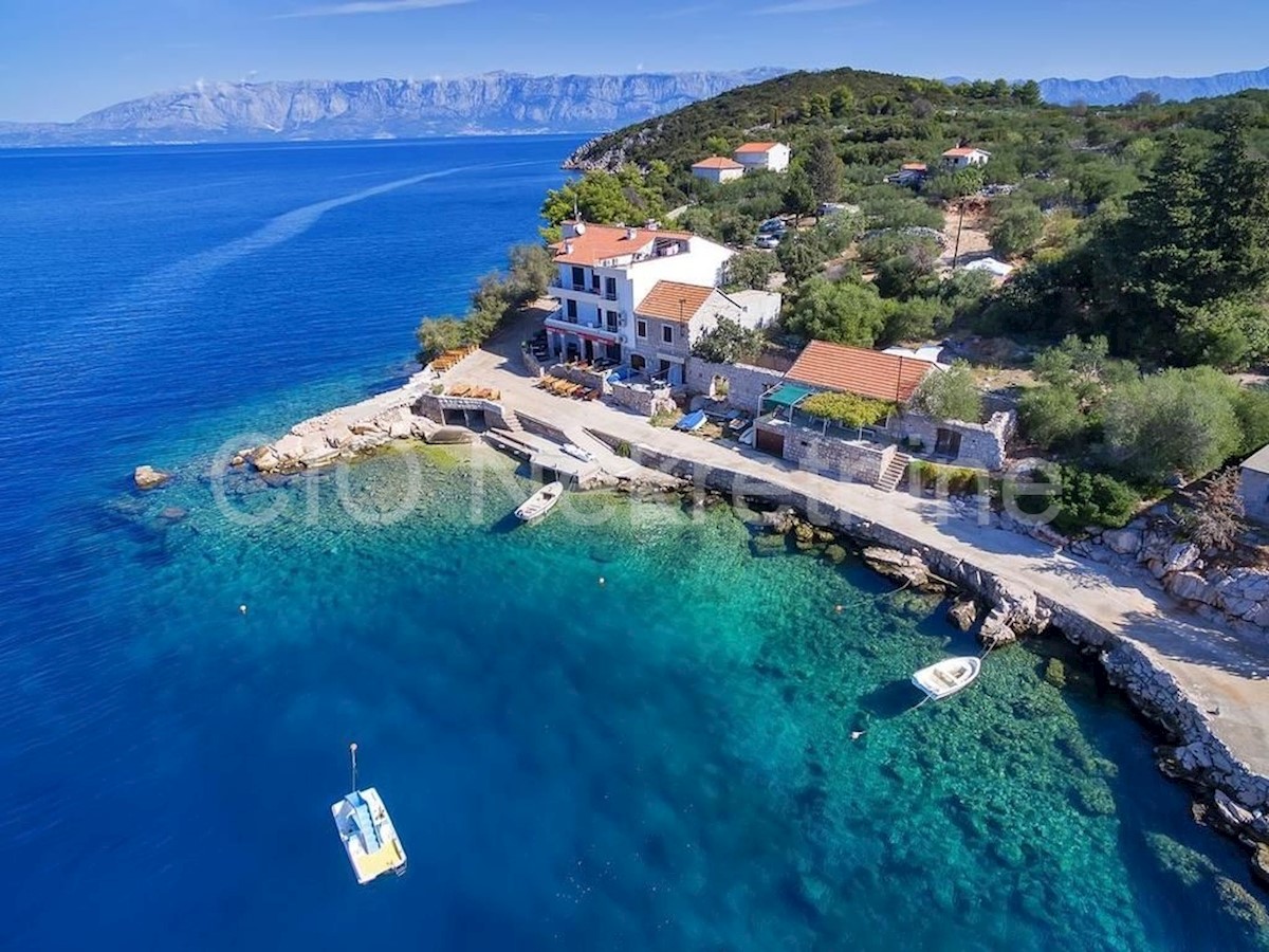 Hvar, Pokrivenik, terreno edificabile prima fila al mare, in vendita