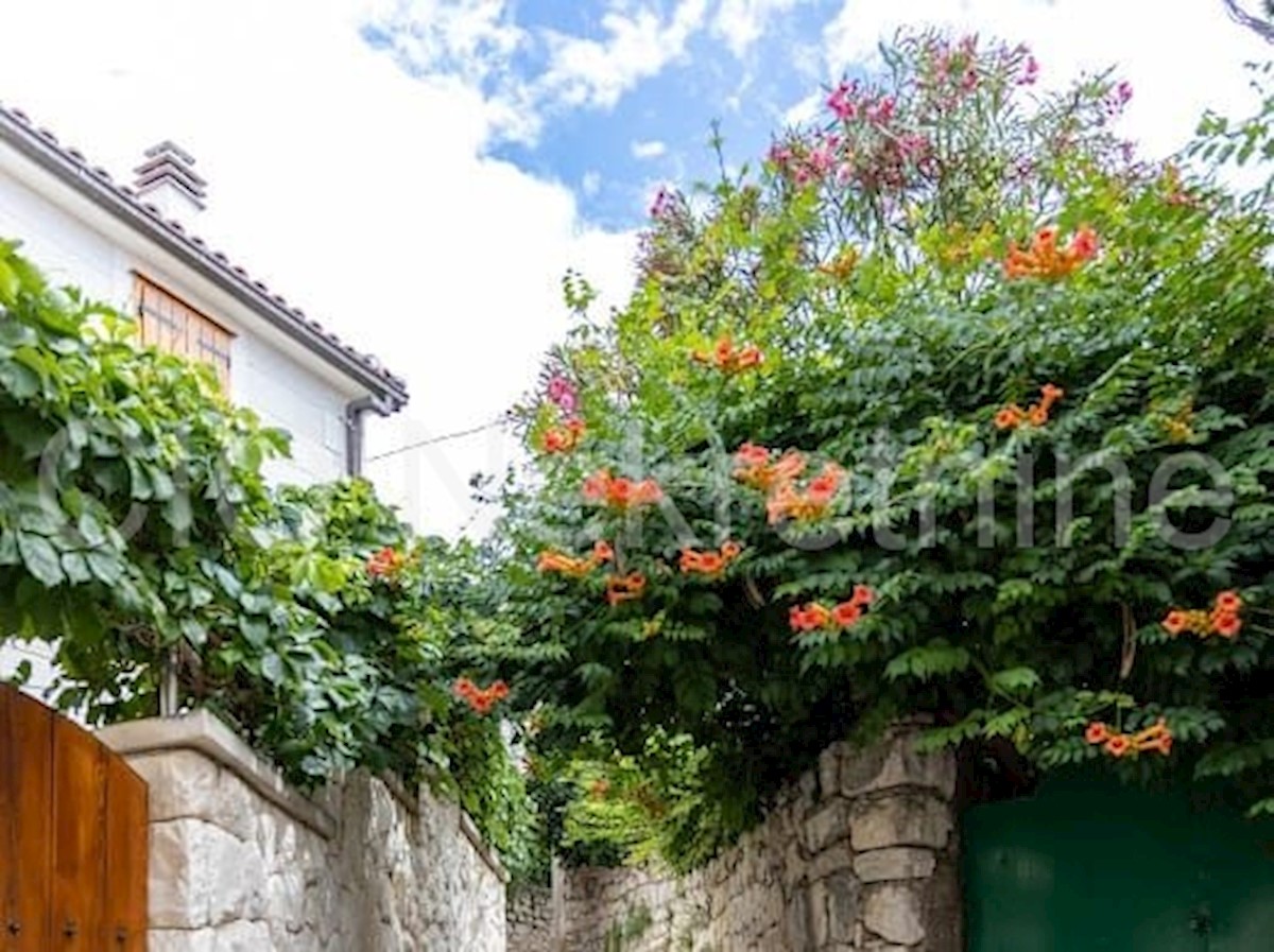 Rogoznica, centro, casa ristrutturata vicino al mare, in vendita