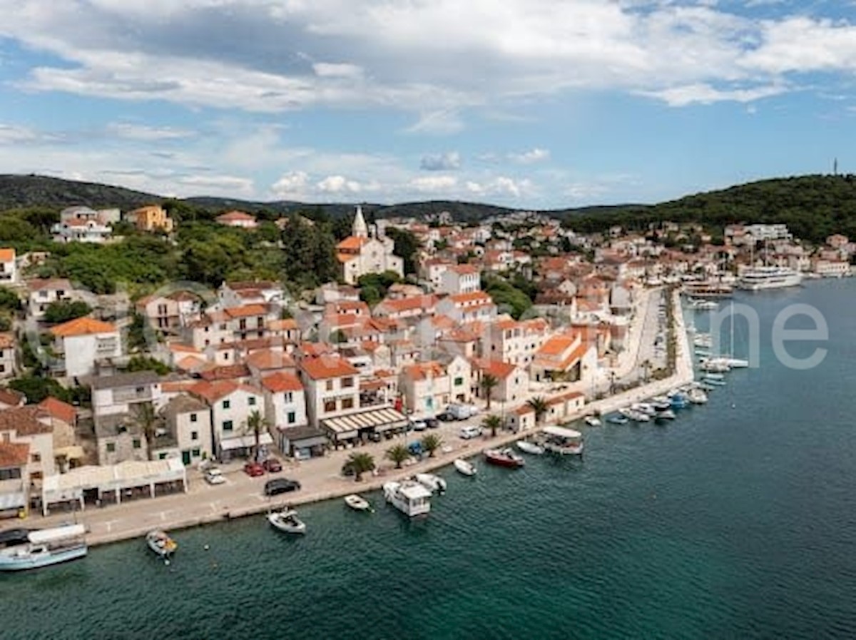 Rogoznica, centro, casa ristrutturata vicino al mare, in vendita