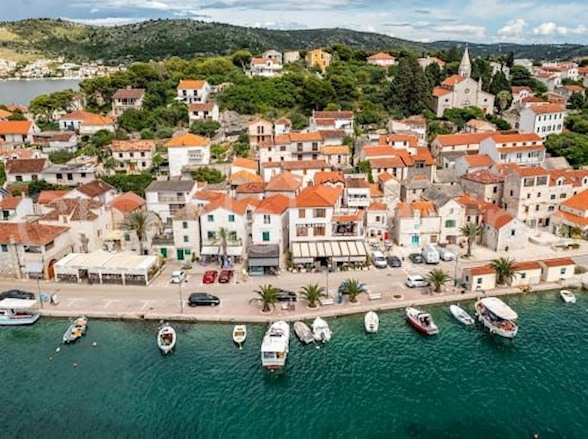 Rogoznica, centro, casa ristrutturata vicino al mare, in vendita