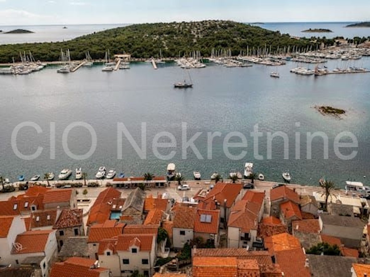 Rogoznica, centro, casa ristrutturata vicino al mare, in vendita