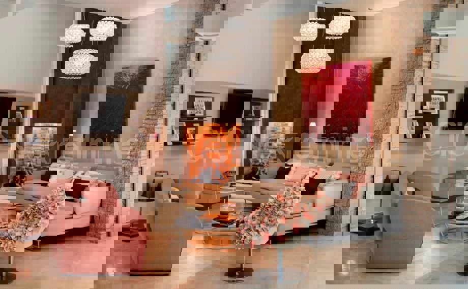 Brač, Selca-Povlja, villa di lusso, 1a fila al mare