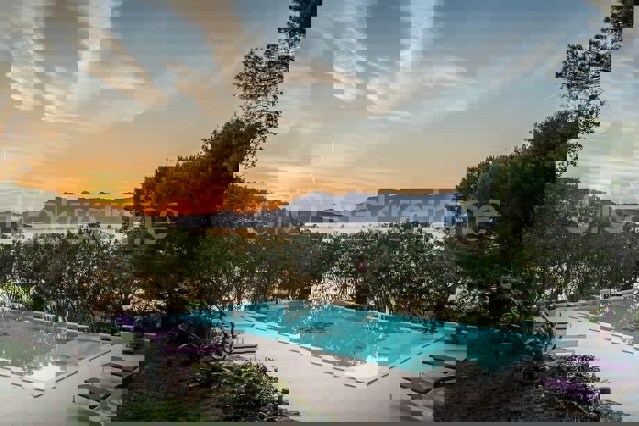 Brač, Selca-Povlja, villa di lusso, 1a fila al mare