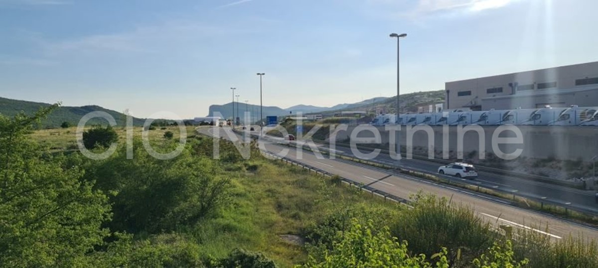 Dugopolje, terreno edificabile con permesso nella zona commerciale, in vendita