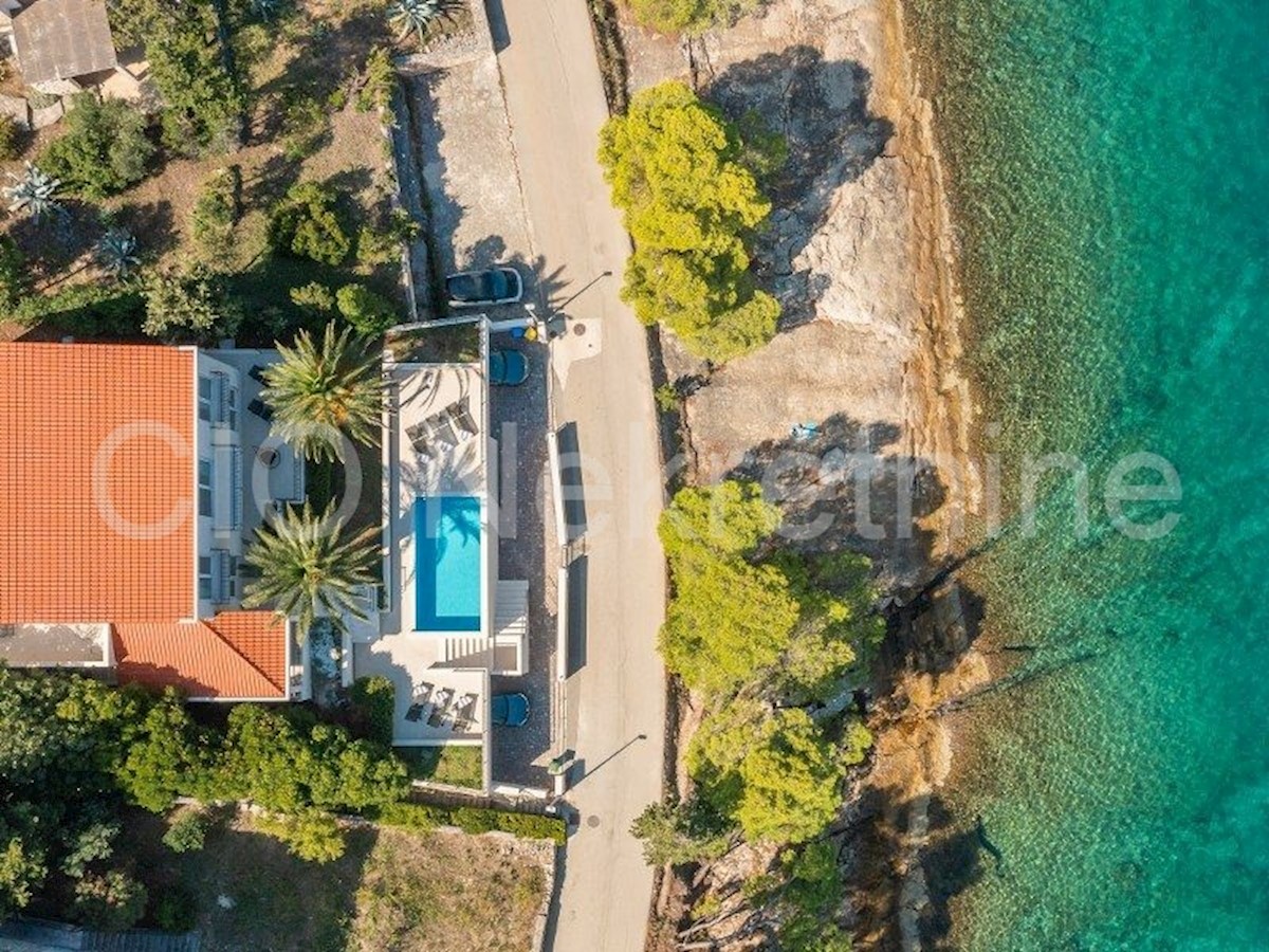 Brac, Splitska, villa di lusso con piscina, 1a fila al mare, vendita