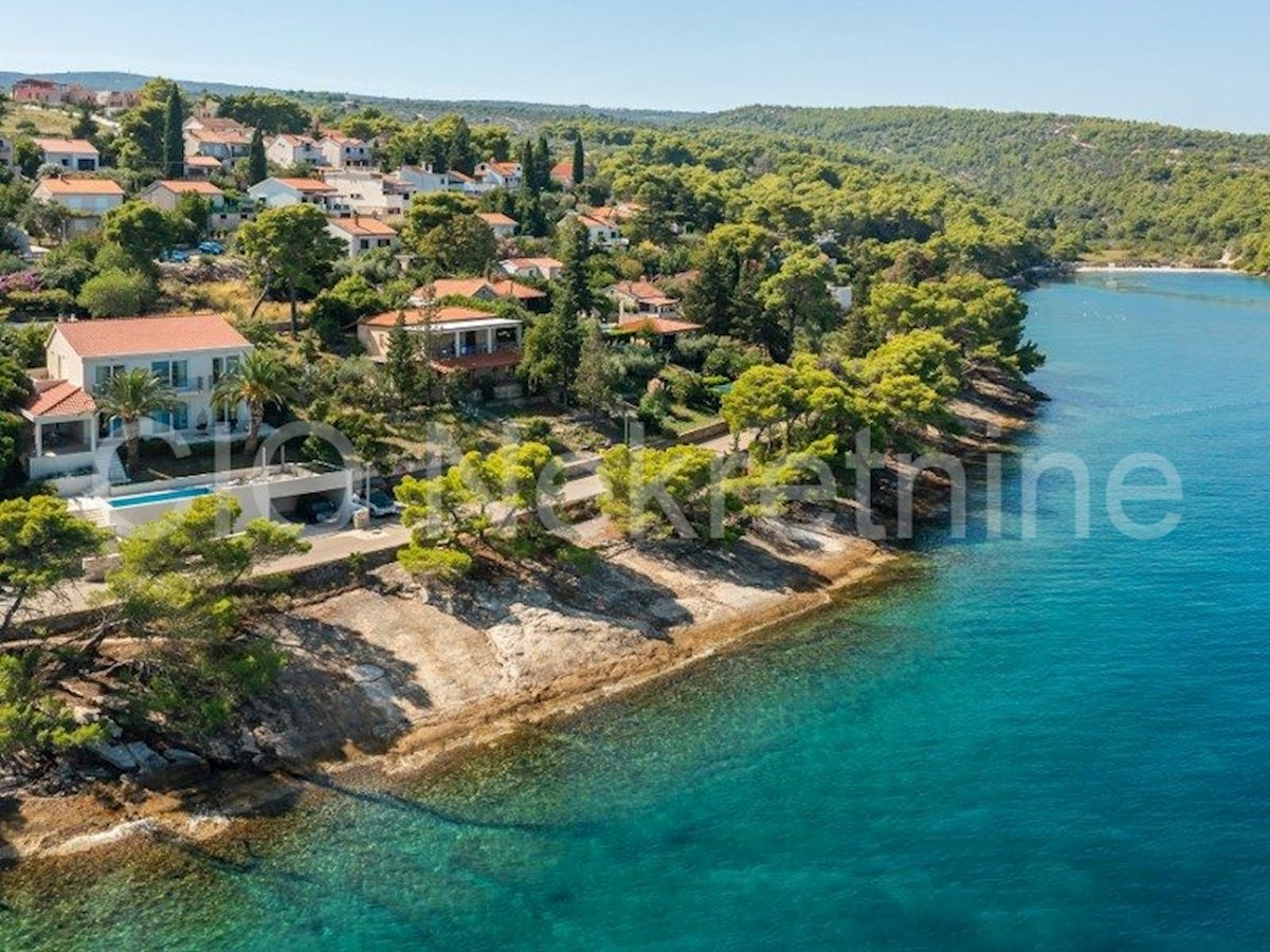 Brac, Splitska, villa di lusso con piscina, 1a fila al mare, vendita