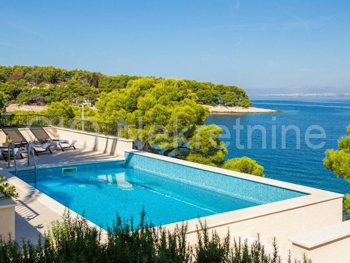 Brac, Splitska, villa di lusso con piscina, 1a fila al mare, vendita