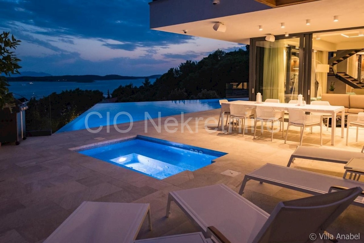 Hvar, villa di lusso con piscina e vista mare, in vendita