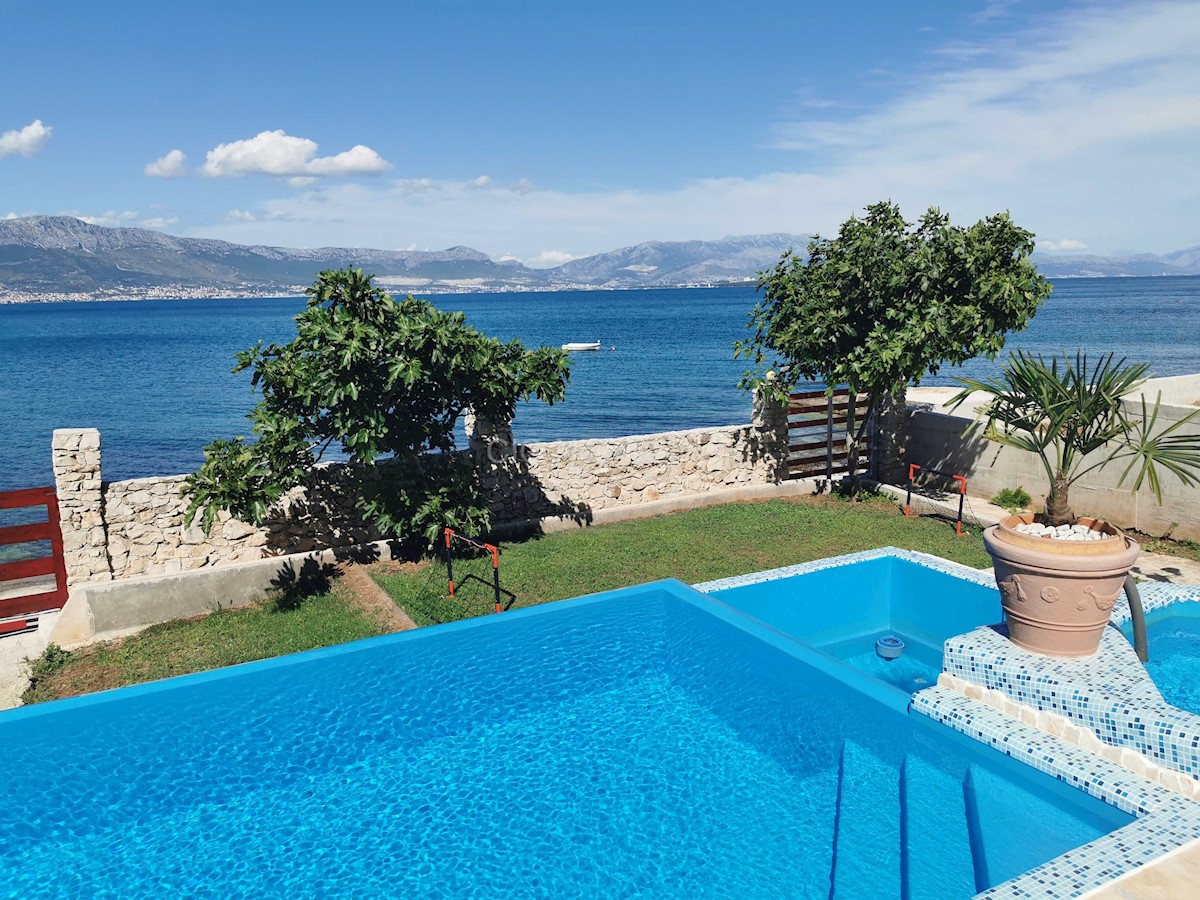 Čiovo, Slatine, casa in vendita prima fila al mare con ampio giardino