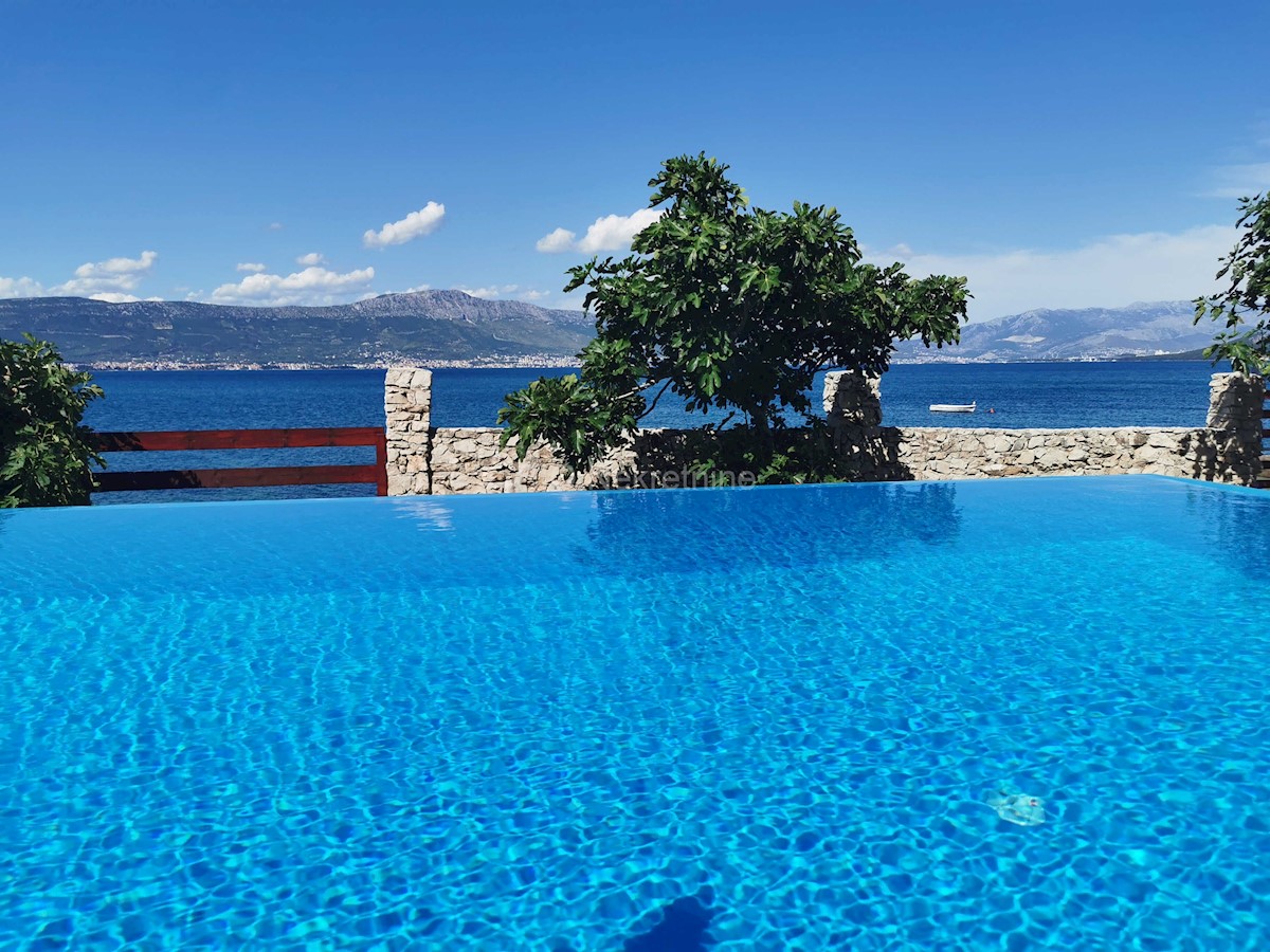 Čiovo, Slatine, casa in vendita prima fila al mare con ampio giardino