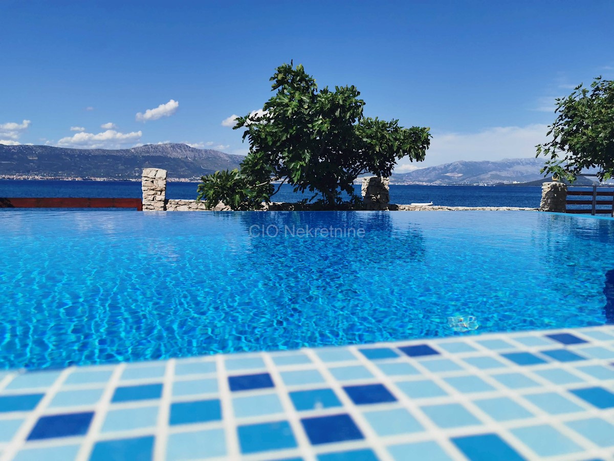 Čiovo, Slatine, casa in vendita prima fila al mare con ampio giardino