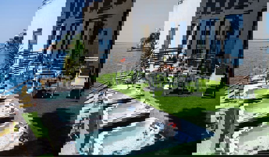 Hotel a Spalato, Bačvice, prima fila al mare, in vendita