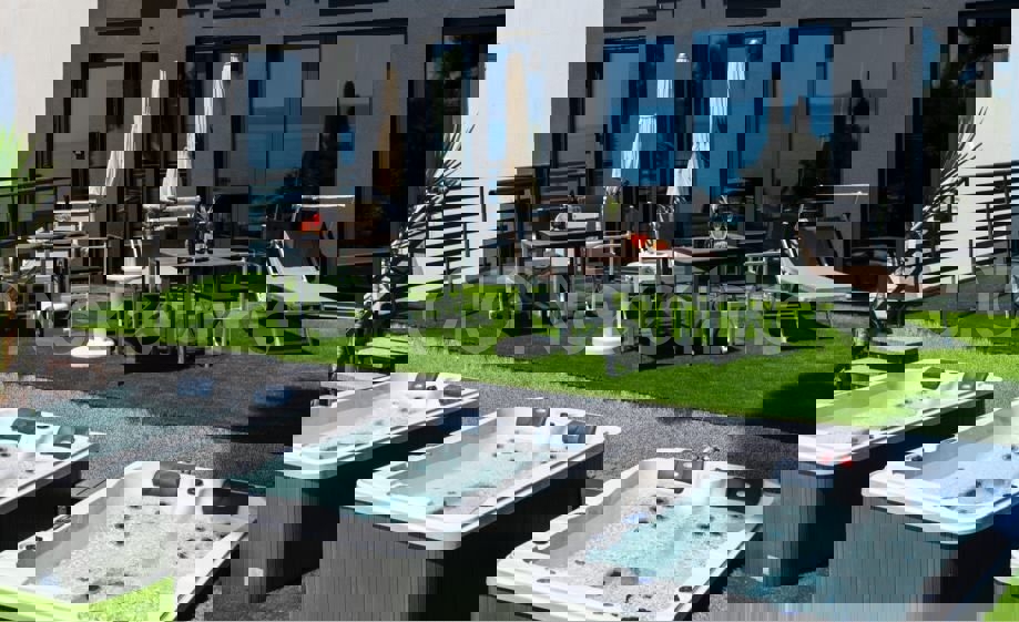 Hotel a Spalato, Bačvice, prima fila al mare, in vendita