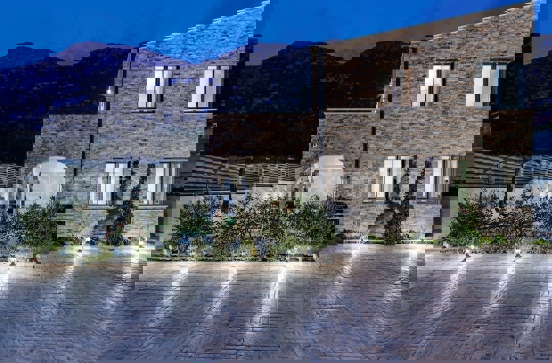 OMIŠ, ČIŠLA, VILLA CON PISCINA, IN VENDITA