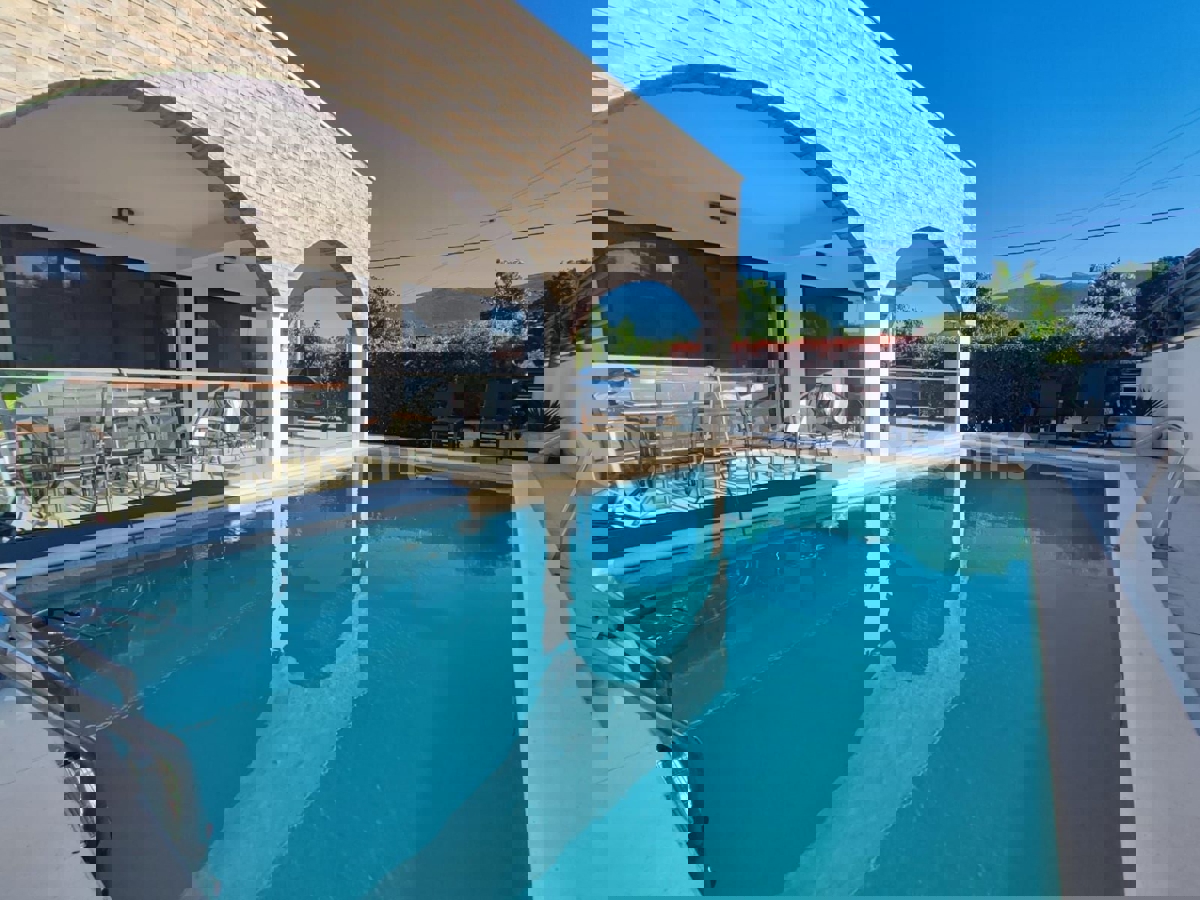 OMIŠ, ČIŠLA, VILLA CON PISCINA, IN VENDITA