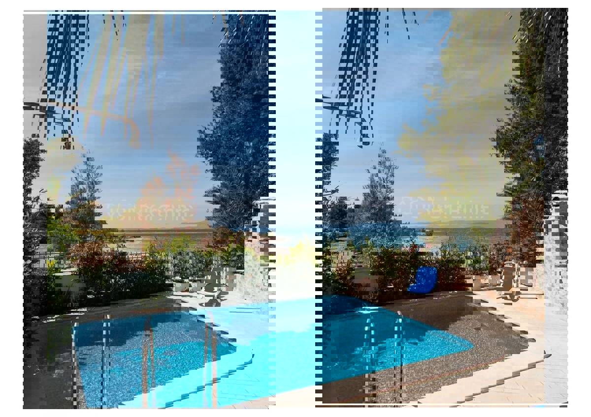 Brač, Mirca, villa con piscina, prima fila sul mare, in vendita