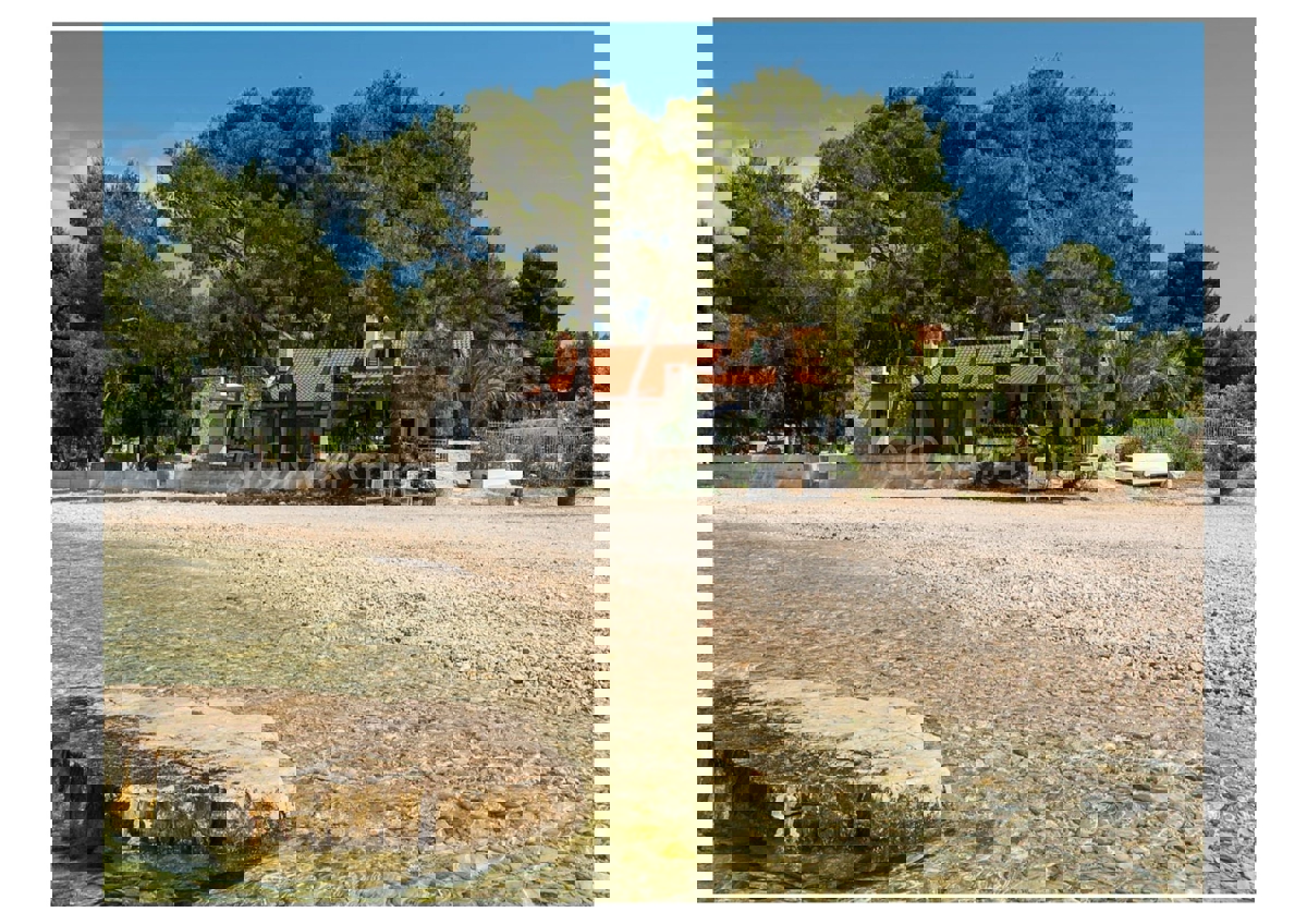 Brač, Mirca, villa con piscina, prima fila sul mare, in vendita